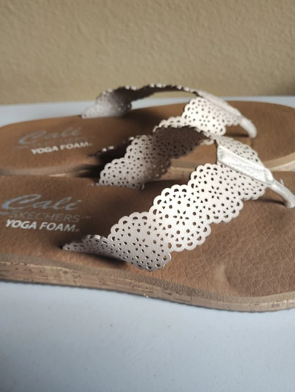 Skechers Cali Yogo Foam Thong Slip On Sandals Sz 10/11 Perforated Cream Upper